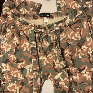 It’s a fashion nova pants has never been used it’s a 1XL